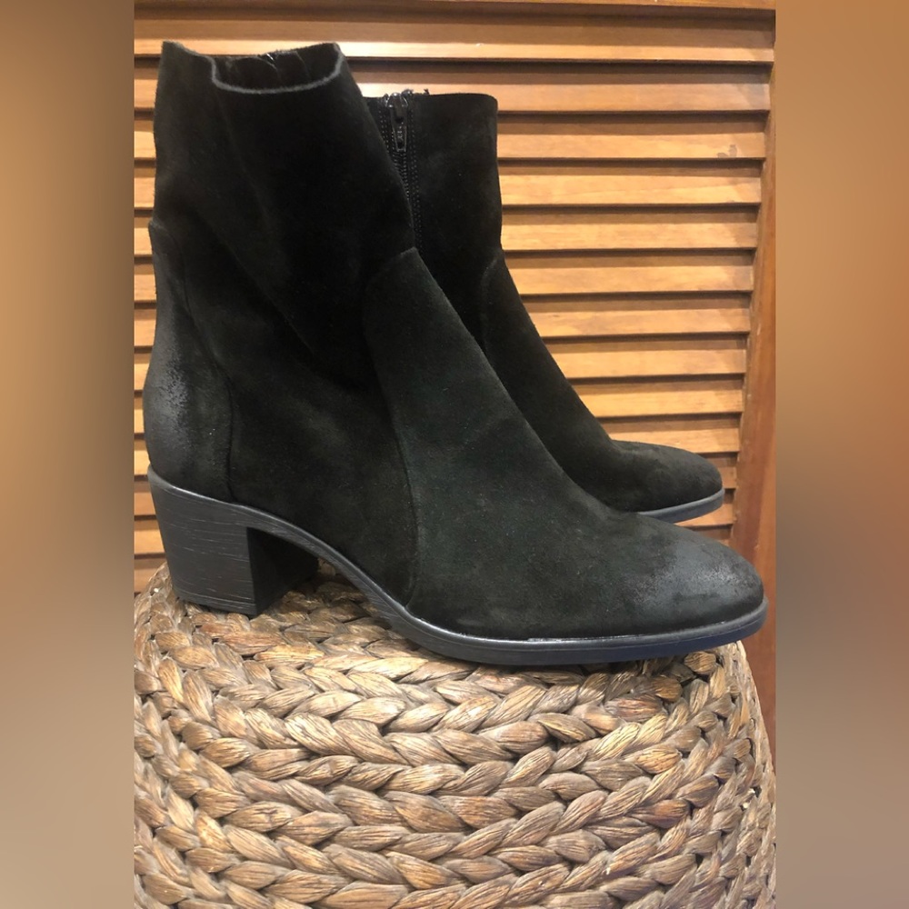 ONAKO BLACK SUEDE BOOTIES